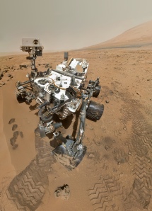 Un autoportrait de Curiosity, réalisé par la caméra articulé à partir de 54 photos juxtaposés